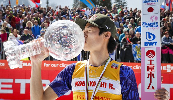 Japonski smučarski skakalec Rjoju Kobajaši, ki je po zadnji tekmi 43. sezone svetovnega pokala v Planici osvojil skupno zmago, je tudi največji zaslužkar. Z nagradami s tekmovanj je to zimo zaslužil 306.400 švicarskih frankov (300.183 evrov). FOTO: Matej Družnik
