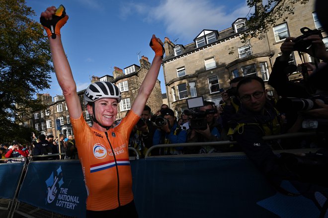  Annemiek Van Vleuten celebrates slavi svojo največjo zmago v karieri.