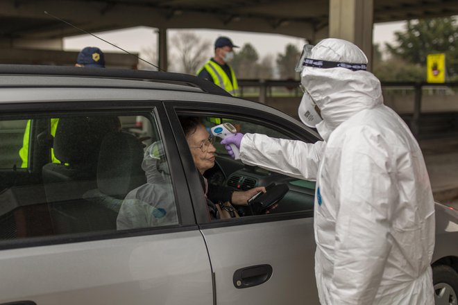 Hrvaške oblasti so sinoči dokončno odločile, da hrvaški dnevni migranti, ki delajo v Beli krajini in na Dolenjskem, ne bodo več smeli na delo v Slovenijo. FOTO: Voranc Vogel/Delo