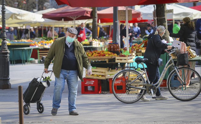 Po živila je kljub vsemu treba in tudi pridelovalci morajo preživeti. FOTO: Jože Suhadolnik/Delo