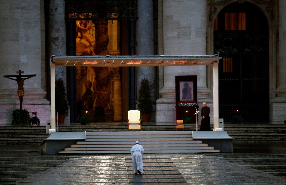 Fotografija: Papež Frančišek je danes podelil izredni blagoslov mestu in svetu (urbi et orbi). FOTO: Guglielmo Mangiapane/Reuters