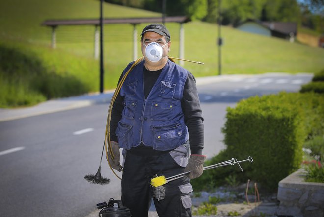 Ubijalski koronavirus še naprej lomasti po Sloveniji. Fotografija je simbolična. FOTO: Jože Suhadolnik/Delo