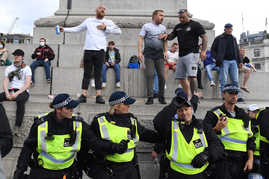 Fotografija: Protestniki zoper rasizem so se danes zbrali ob spomeniku admiralu Horatiu Nelsonu na londonskem Trafalgarskem trgu. FOTO: Daniel Leal-Olivas/AFP