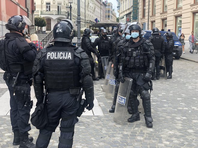 Policisti na Prešernovem trgu. FOTO: Voranc Vogel/Delo