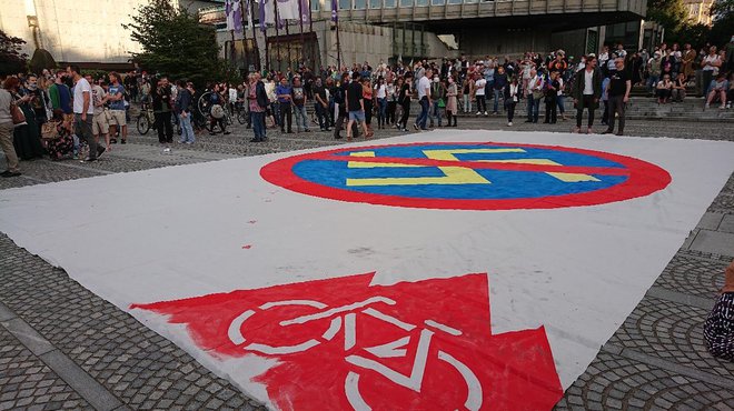 Protestniki so na Trgu republike razvili transparent proti nacizmu podpornikov vlade. FOTO: Miha Pribošič