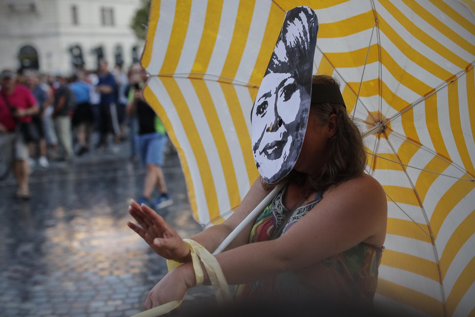 Fotografija: Protestniki so s performansom uprizorili politike. FOTO: Uroš Hočevar/Delo