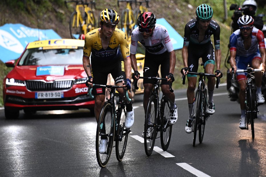 Fotografija: Primož Roglič (spredaj) se bo tudi na Touru poskušal otresti Egana Bernala. FOTO: Anne-Christine Poujoulat/AFP