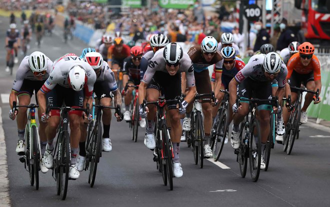 Silovit šprint je dobil Norvežan Aleksander Kristoff (UAE Team). FOTO: AFP