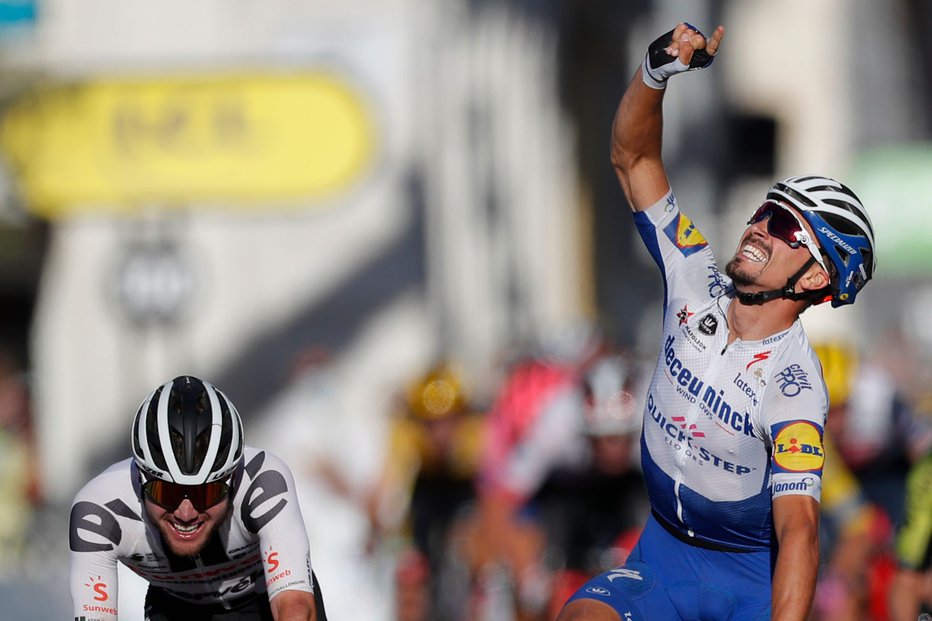 Fotografija: Julian Alaphilippe je svojo zmago posvetil junija preminUlemu očetu. FOTO: Stephane Mahe/AFP