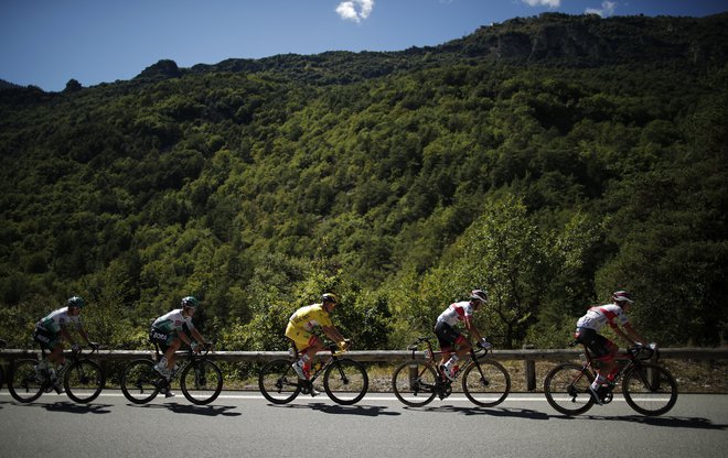 V uvodni etapi je zmago slavil in rumeno majico oblekel moštveni kolega Tadeja Pogačarja in Jana Polanca Alexander Kristoff. Norveški šprinter je po pričakovanjih že naslednji dan ostal daleč zadaj. FOTO: Benoit Tessier/Reuters