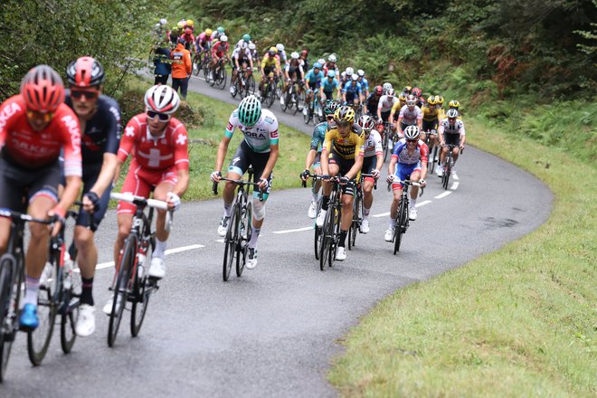 Slabo vreme, Jumbo Visma kontrolira 9. etapo. FOTO: Kenzo Tribouillard/AFP