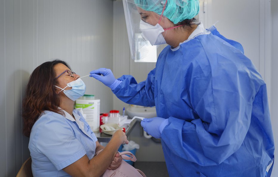 Fotografija: Jemanje brisov za covid-19 pred Kliničnim centrom FOTO: Jože Suhadolnik