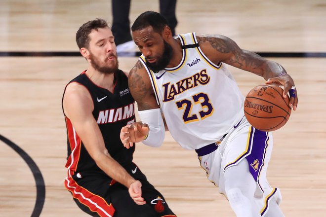 Goran Dragić in LeBron James v eni od akcij. FOTO: Mike Ehrmann/AFP