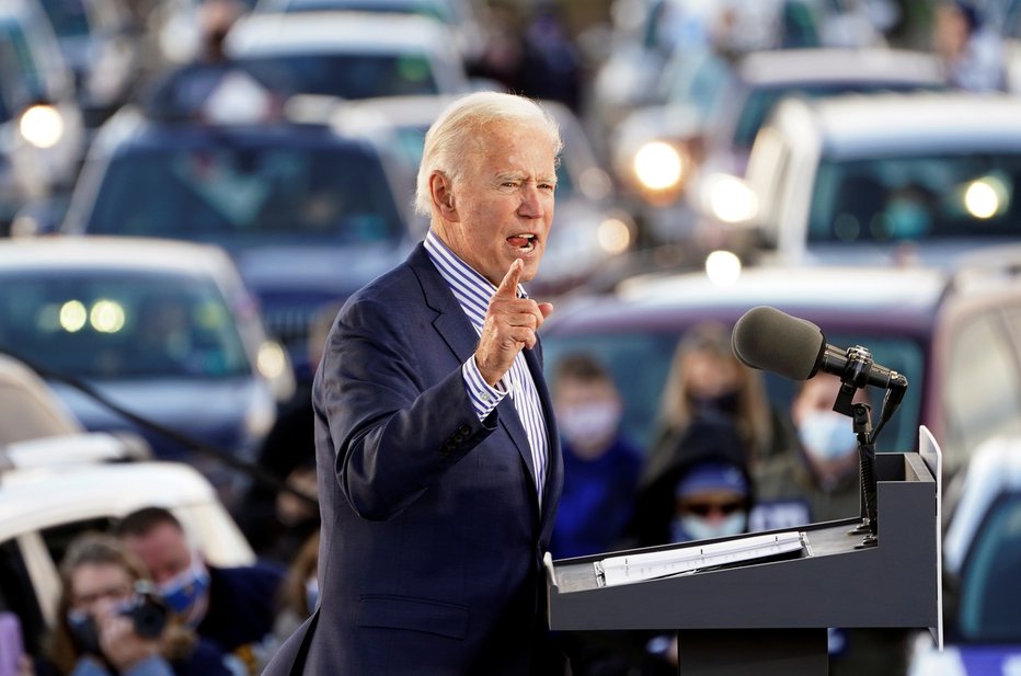 Fotografija: Joe Biden je nagovoril volivce v Pensilvaniji z drive-in zborovanji. FOTO: Kevin Lamarque/Reuters