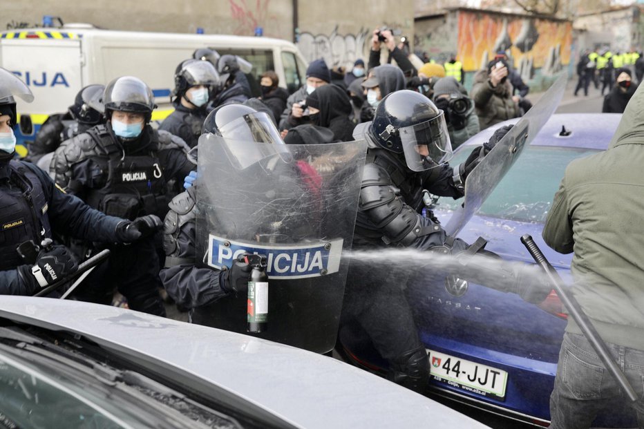 Fotografija: Polcija je uporabila solzivec in silo. FOTO: Voranc Vogel/Delo