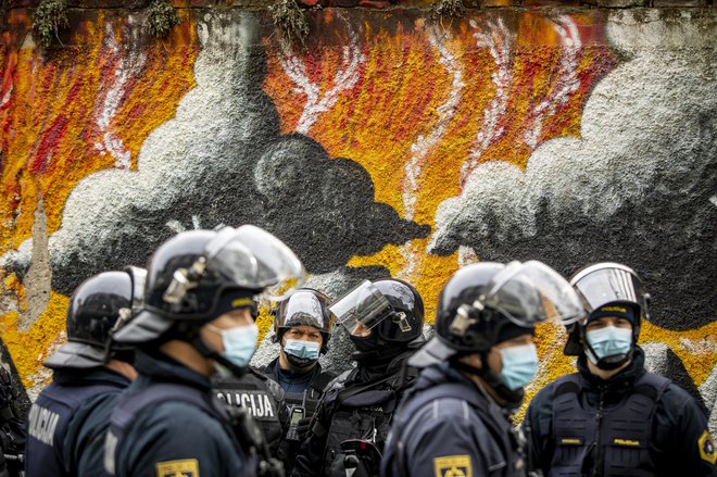 Več deset policistov je prišlo vzpostaviti red. FOTO: Voranc Vogel/Delo