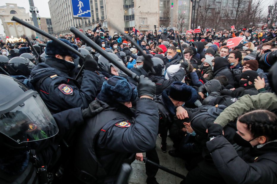 Fotografija: Kot običajno ruska policija s protestniki ni ravnala v rokavicah. FOTO: Maksim Šemetov/Reuters