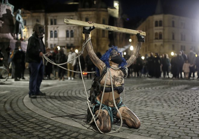 Performans na Prešernovem trgu. FOTO: Blaž Samec/Delo