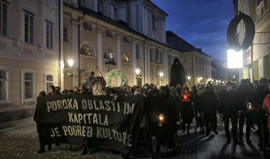 Fotografija: Pogrebni sprevod po ljubljanskih ulicah, kjer so obeležili smrt kulture. FOTO: Blaž Samec/Delo