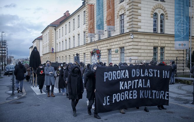 Pogrebni sprevod po ljubljanskih ulicah. FOTO: Blaž Samec/Delo