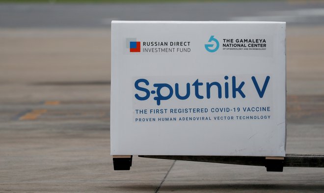 Pošiljka cepiva Sputnik V, ki je konec januarja prispela v argentinsko prestolnico Buenos Aires. FOTO: Agustin Marcarian/Reuters