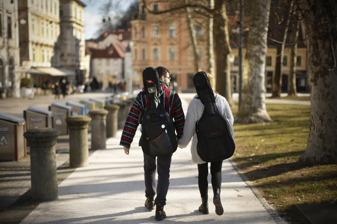 Po tistem, ko zaradi spomladanskih počitnic glasbene šole prejšnji teden niso delovale, bodo lahko z današnjim dnem skladno z vladno odločitvijo z 21. aprila vse svoje dejavnosti spet izvajale. FOTO: Jure Eržen/Delo