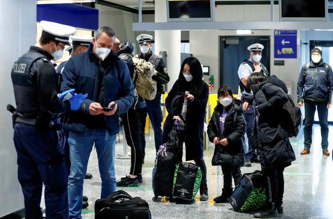 Kot so pojasnili na komisiji, ta predlog odraža zadnje ugotovitve znanstvenikov, da cepljenje bistveno pripomore k prekinitvi širjenja okužb z novim koronavirusom. FOTO: Ralph Orlowski/Reuters