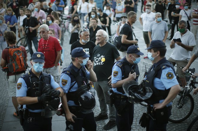 Ustavno sodišče bo znova presojalo pobudo za oceno ustavnosti, ki se nanaša na odloka o omejitvi gibanja in prepovedi zbiranja. FOTO: Jure Eržen/Delo