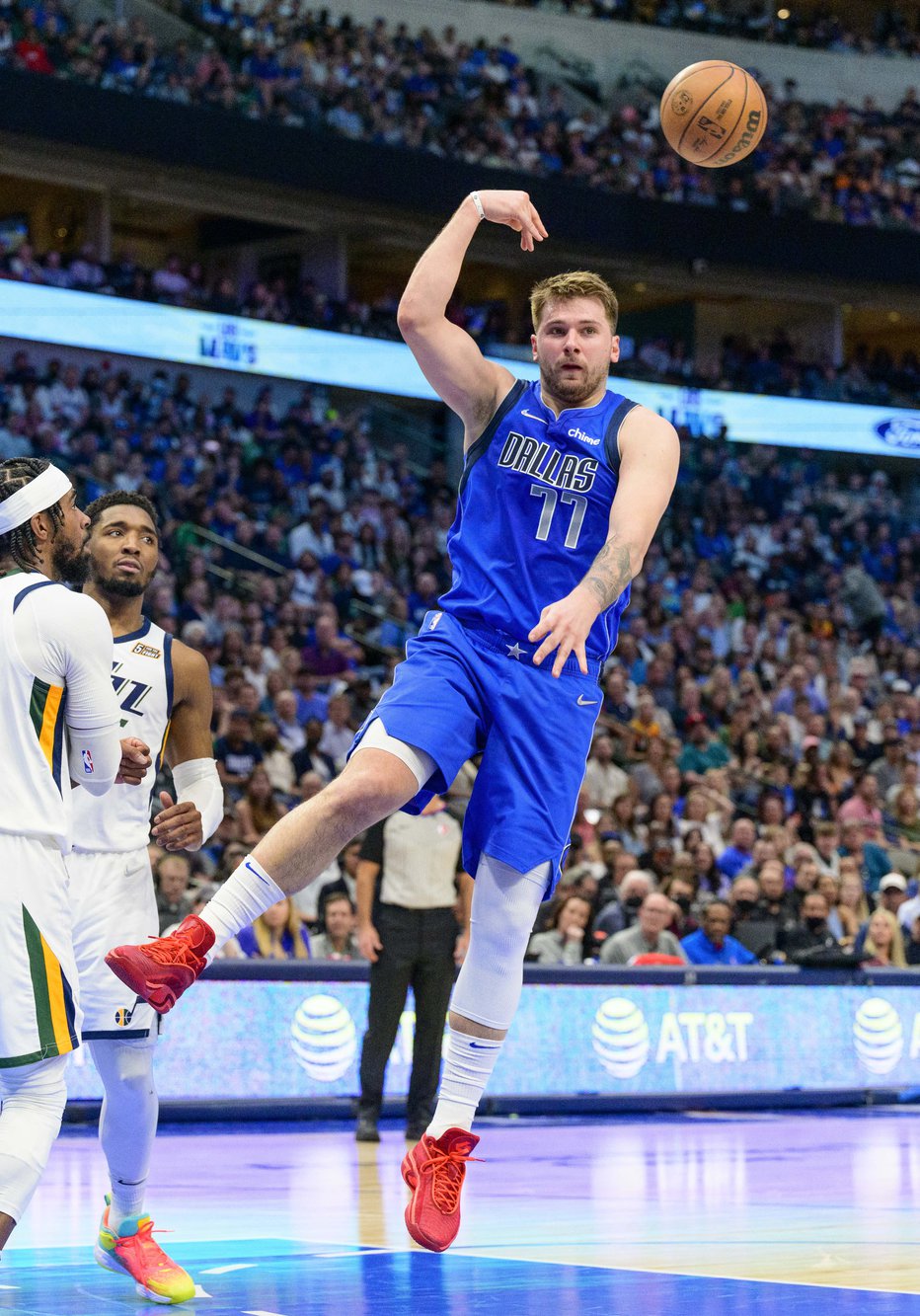 Fotografija: Luka Dončić in podaja za hrbet. FOTO: Jerome Miron, Usa Today Sports
