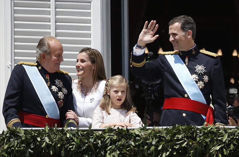 Fotografija: Za Juana Carlosa bi bilo morda bolje, če bi živel pri sinu, kot da je pobegnil v Abu Dabi. FOTO: Andrea Comas/Reuters
