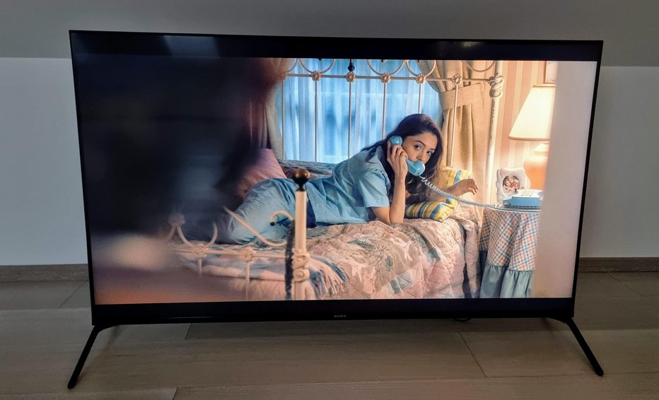 Fotografija: Sony bravia XR-55X93J se lahko pohvali z odlično sliko, a malce odsevajočim zaslonom. FOTOGRAFIJE: Staš Ivanc
