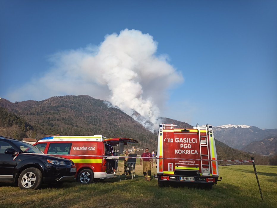 Fotografija: Na bližnjem travniku so imeli gasilci operativni štab.
