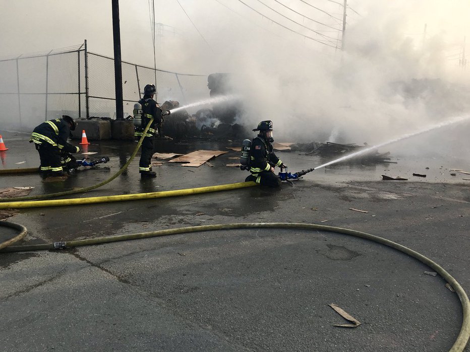 Fotografija: Gasilci gasijo požar na območju tovarne Tesla v Fremontu. FOTO: Fremont Fire Department/Twitter