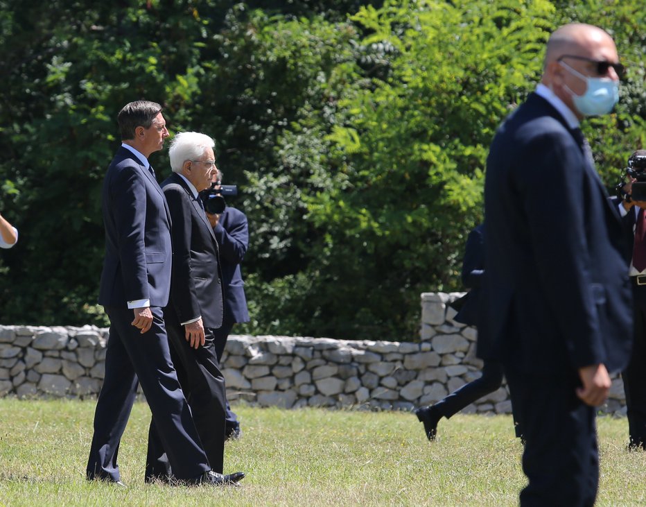 Fotografija: Predsednika Slovenije in Italije, Borut Pahor in Sergio Mattarella, sta danes pri Bazovici položila venca k spominskemu obeležju na bazoviški fojbi, zatem pa še k spomeniku bazoviškim junakom. FOTO: Jože Suhadolnik/Delo