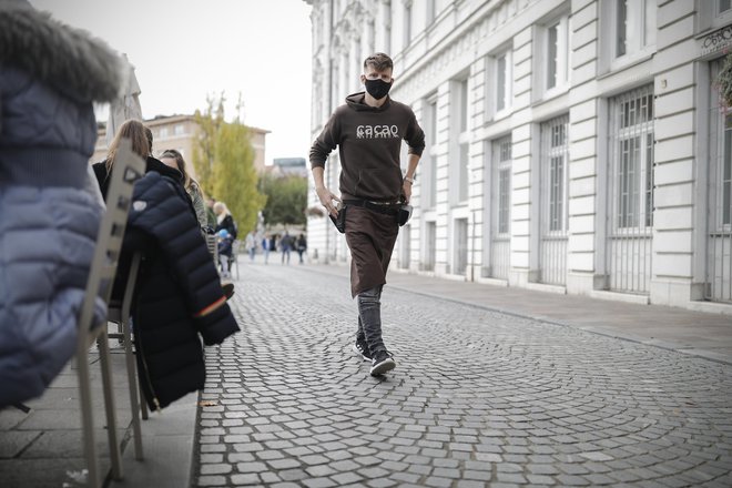 Za tiste, ki so na t. i. oranžnem seznamu, je med 6. uro in 22:30 ob upoštevanju vseh navodil Nacionalnega inštituta za javno zdravje in ob strežbi le za mizo še naprej dovoljeno opravljati gostinsko dejavnost.  FOTO: Uroš Hočevar