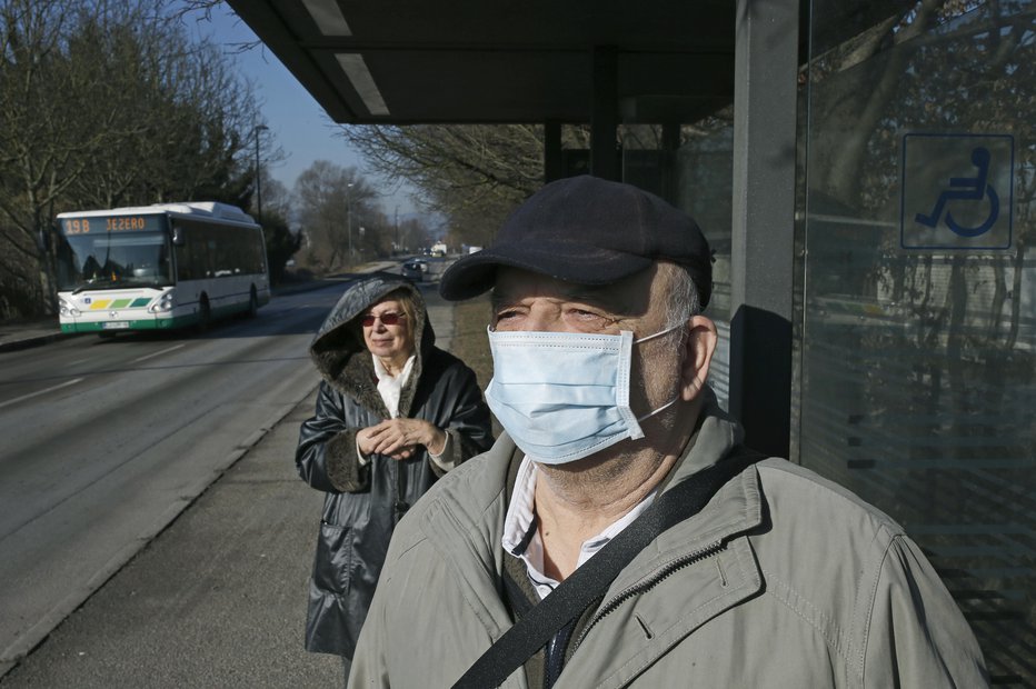 Fotografija: 14-dnevna incidenca aktivnih okužb na 100.000 prebivalcev je presegla število 140 že skoraj na celotnem območju Slovenije. FOTO: Blaž Samec/Delo