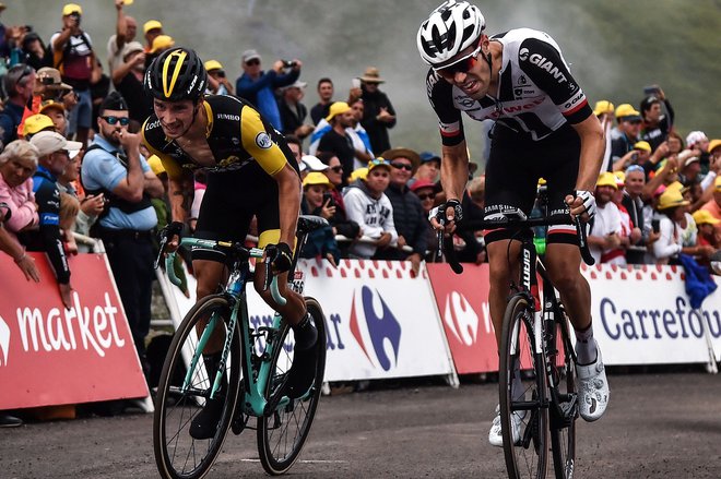 Leta 2018 sta bila na Touru Primož Roglič (levo) in Tom Dumoulin še srdita tekmeca. Slovenec je dirko končal na 4. mestu, Nizozemec na 2. FOTO: Marco Bertorello/AFP