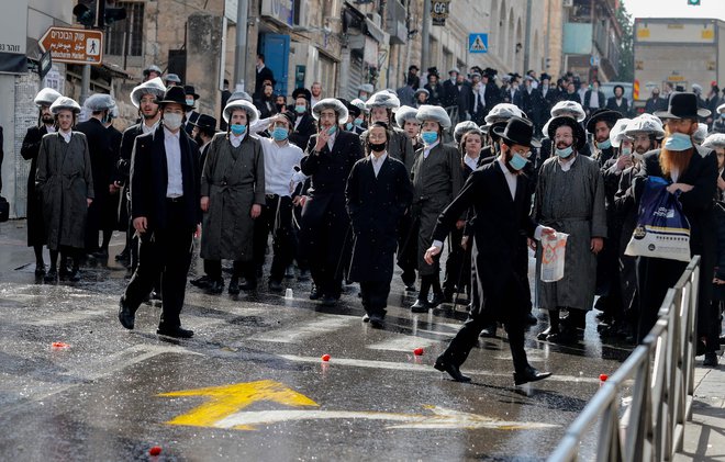 V prihodnosti se bo povečal tudi spletni antisemitizem, saj je Izrael ena od držav, ki je prva poskrbela za množično vakcinacijo prebivalcev, meni nekdanji voditelj svetovnega judovskega kongresa Robert Singer. FOTO: Ahmad Gharabli=AFP