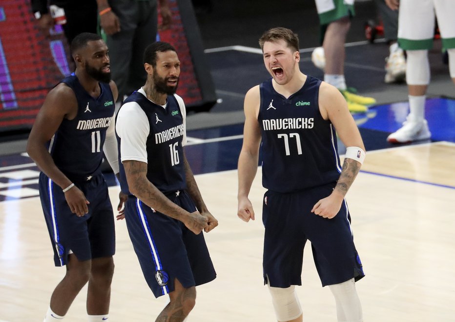 Fotografija: Luka Dončić je v končnici ohranil mirne živce in z dvema trojkama v razmaku 15 sekund odločil dvoboj. FOTO: Kevin Jairaj/Usa Today Sports