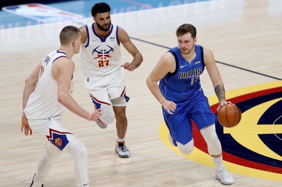 Fotografija: Luka Dončić se je vrnil po tekmi odsotnosti in prikazal odlično predstavo za zmago nad Denverjem. FOTO: Matthew Stockman/AFP