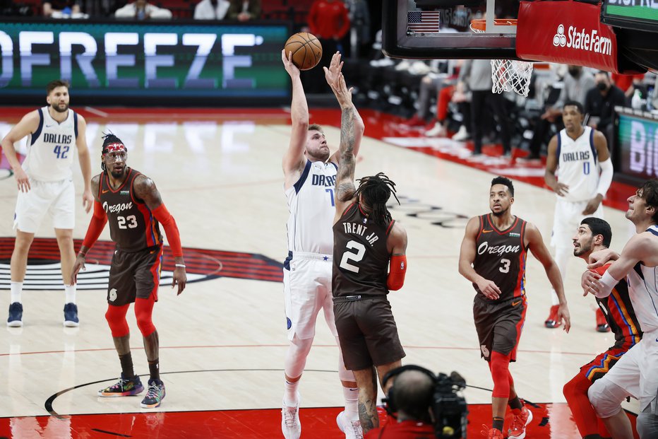 Fotografija: Luka Dončić je Portlandu nasul 37 točk, zgrešil je le enega izmed devetih poskusov za tri točke. FOTO: Soobum Im Usa/Today Sports