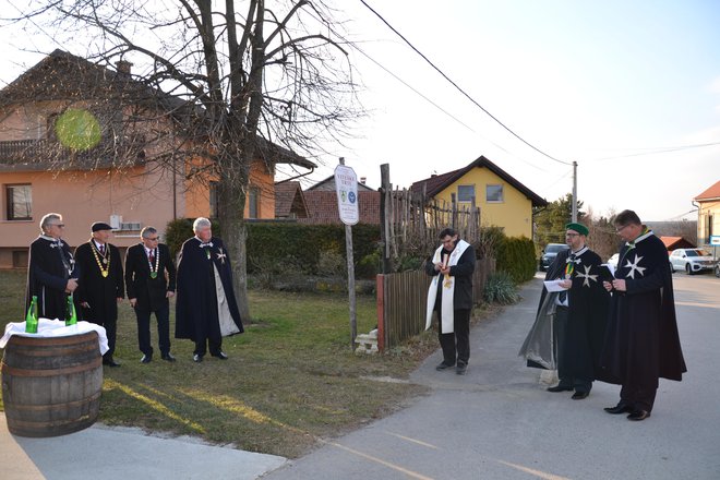 Viteško trto in viteze je blagoslovil domači župnik Ivan Kranjec.
