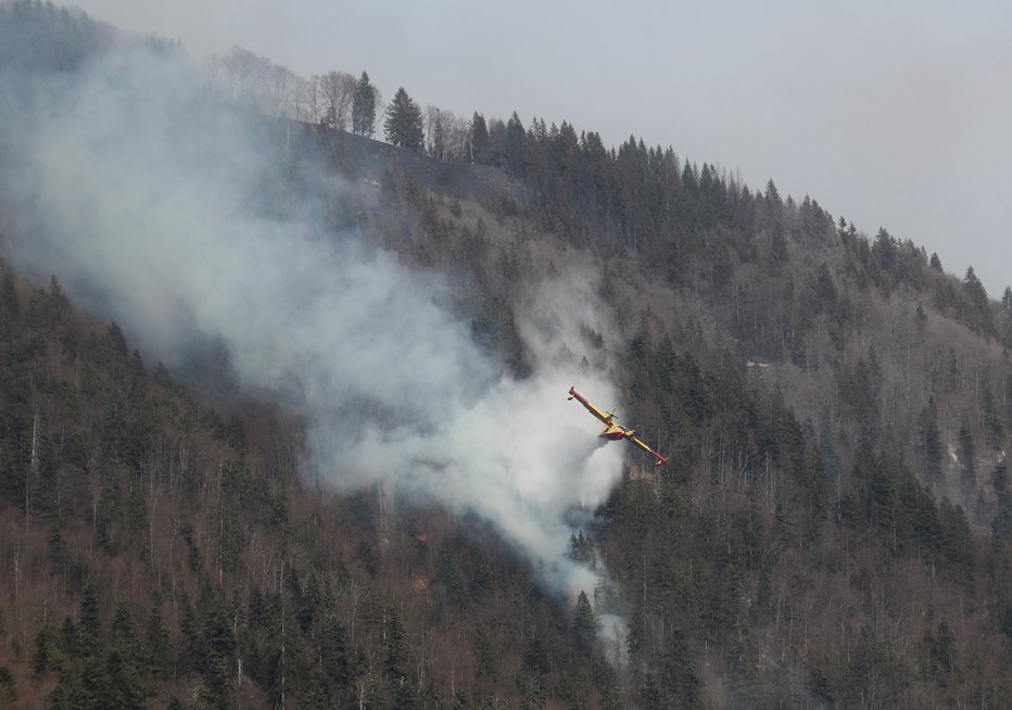 Fotografija: Našim helikopterjem se je pozno popoldne pridružilo še hrvaško letalo. FOTO: Dejan Javornik
