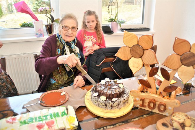 Kristini so podarili tudi dve torti in prekrasen šopek – iz lesa! Foto: Darko Naraglav
