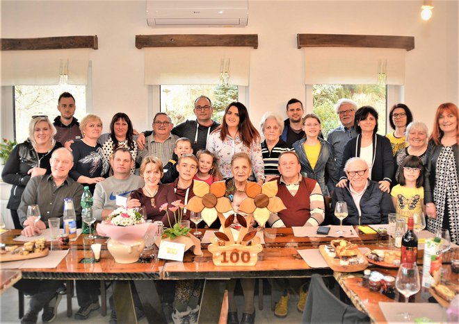 Mladostna stoletnica je v večji družbi nazdravila ob častitljivem jubileju.
