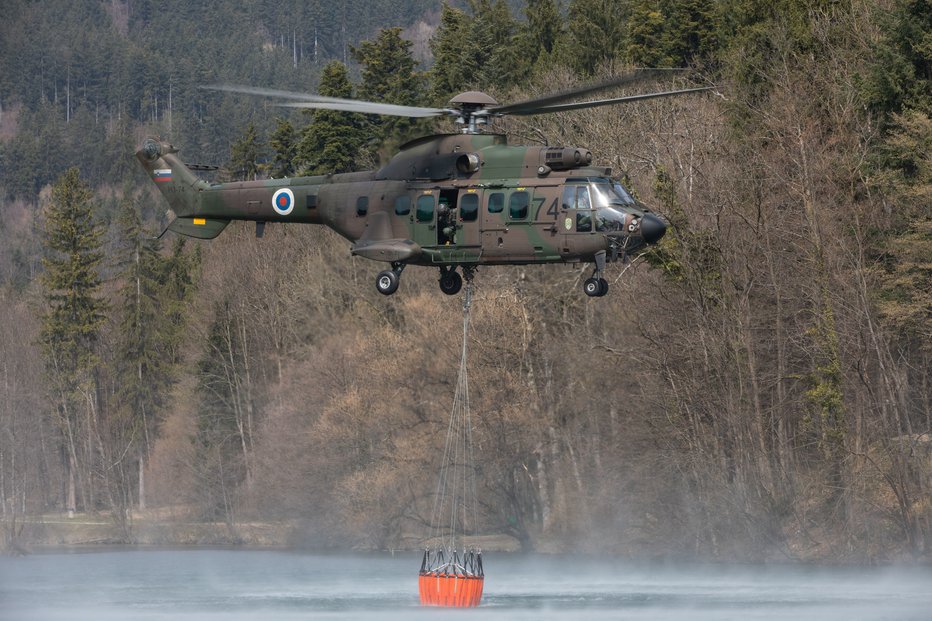 Fotografija: Cougar AS AL 532 je iz jezera Črnava dvigal po 2400 litrov vode. FOTO: Slovenska vojska
