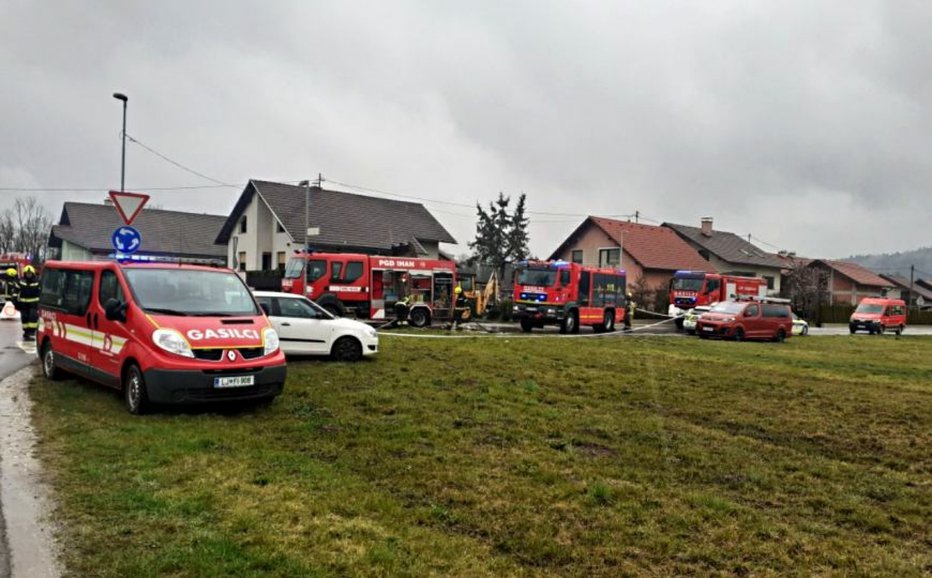 Fotografija: Poleg poklicnih gasilcev CZR Domžale so posredovali še člani PGD Ihan in Pšata-Dragomelj. FOTO: Pgd Pšata-Dragomelj, CZR Domžale
