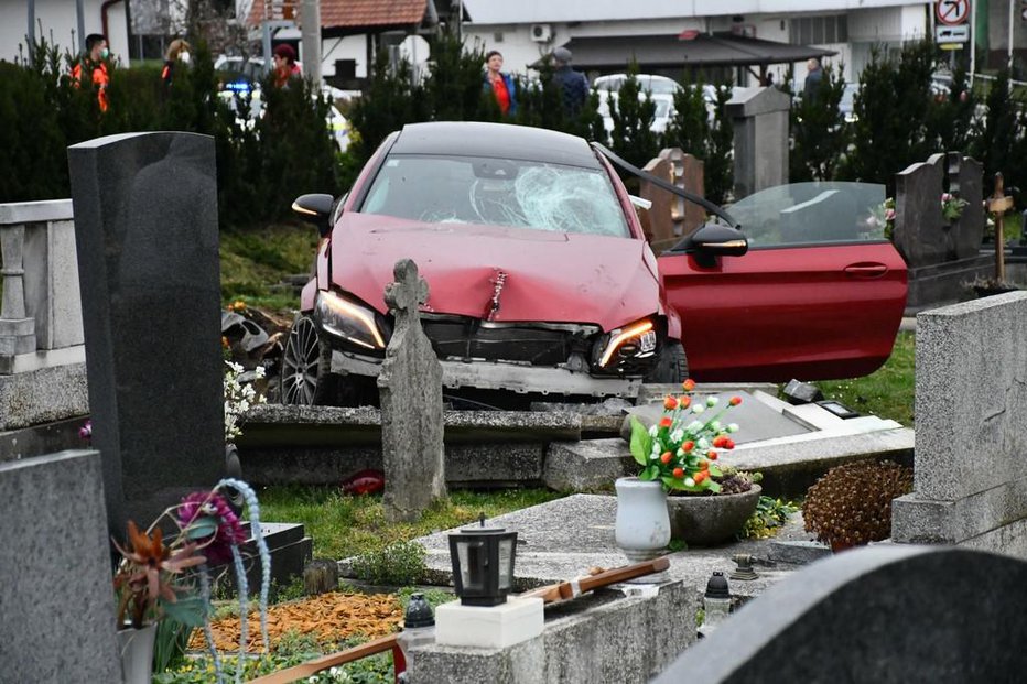 Fotografija: Sedaj bo treba popravljati vozilo in poškodovane spomenike FOTO: Oste Bakal
