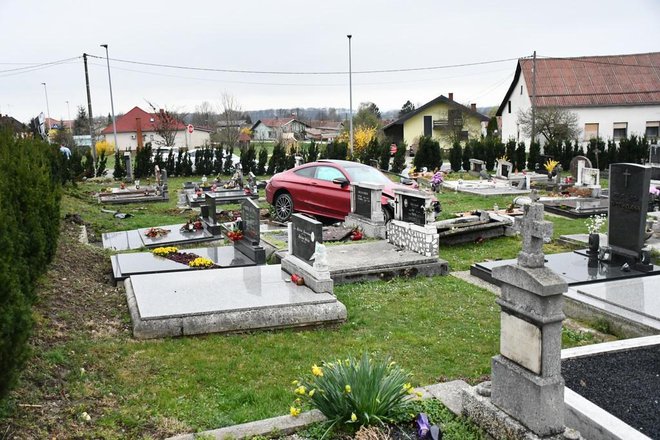 Sedaj bo treba popravljati vozilo in poškodovane spomenike. FOTO: Oste Bakal
