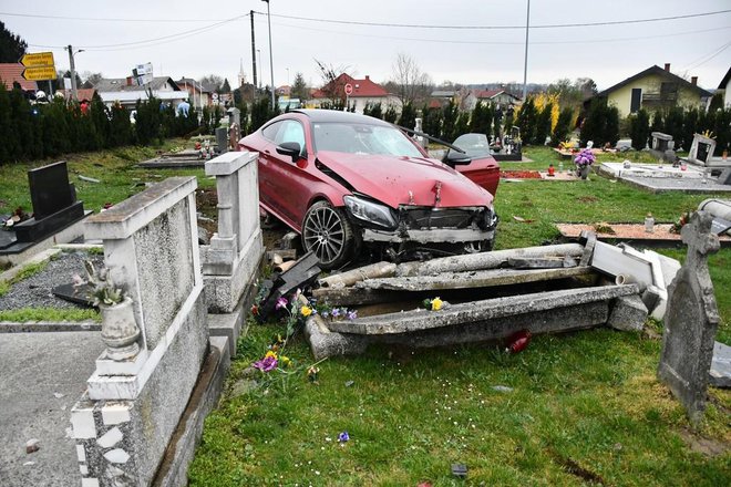 Sedaj bo treba popravljati vozilo in poškodovane spomenike. FOTO: Oste Bakal
